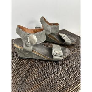 Taos Carousel 2 Leather Wedge Womens 7 Sandal Gray‎ Antiqued Brass 38